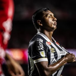 Com VAR protagonista, Santos vence São Paulo em clássico polêmico