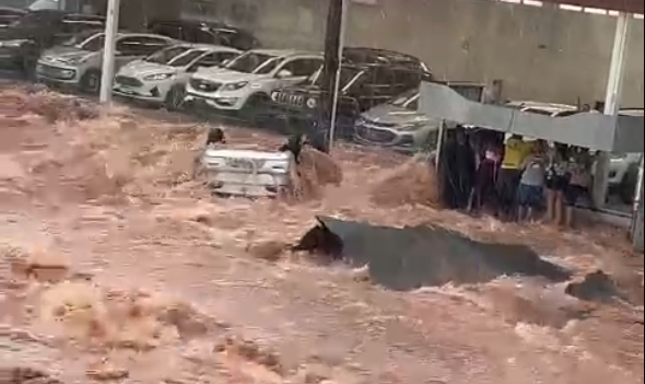 Chuva em Bauru provoca caos com enxurradas e carros arrastados