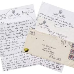 Cartas de amor de George Harrison e Eric Clapton para affair são colocadas à venda