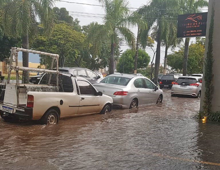 Chuva intensa causa alagamentos e transtornos em Marília