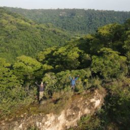 Caminhada no ‘estreito’ de Marília chama atenção em rota turística