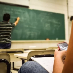 Escolas fecham o cerco a uso do celular e aumentam proibição na volta às aulas