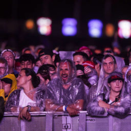 Offspring brinca e faz a alegria de fãs sob chuva no primeiro dia do Lollapalooza