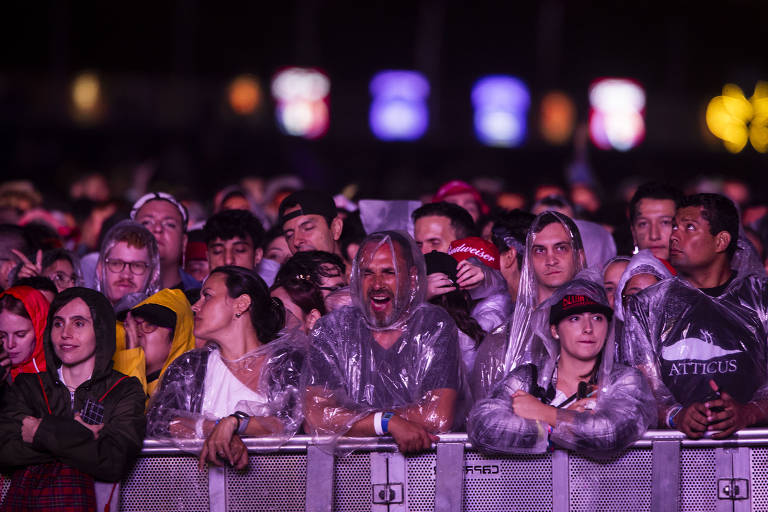 Offspring brinca e faz a alegria de fãs sob chuva no primeiro dia do Lollapalooza