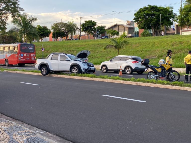Mulher derruba poste em acidente na avenida Tiradentes