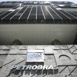 Ações da Petrobras abrem em queda de mais de 10% após balanço no mercado