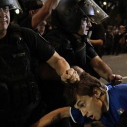 Argentina tem conflito de manifestantes contra corte na Cultura e policiais