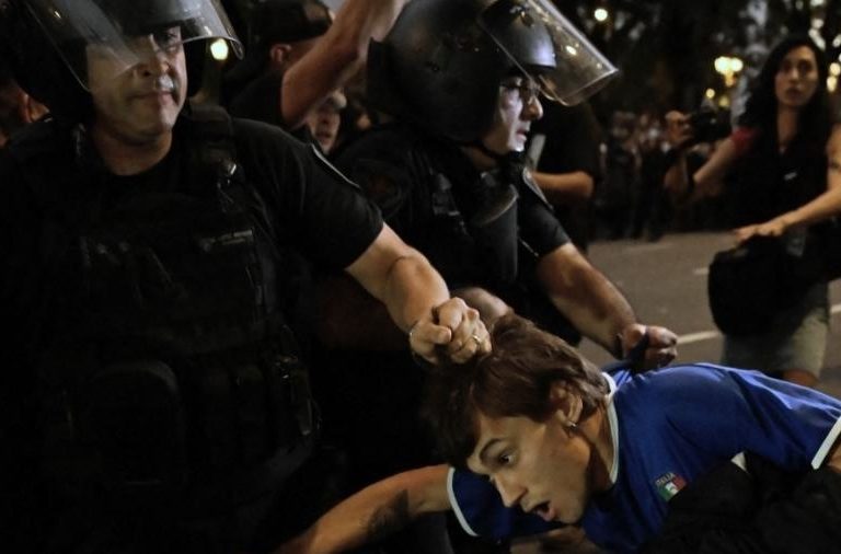 Argentina tem conflito de manifestantes contra corte na Cultura e policiais