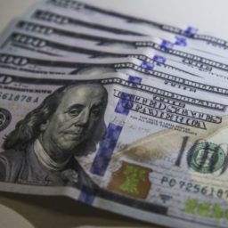 Bolsa caminha para mais uma semana de perdas com queda da Vale; dólar tem leve alta