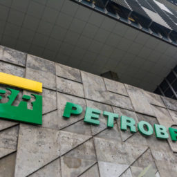 Bolsa opera em alta com recuperação de Petrobras e Vale; dólar sobe no mercado