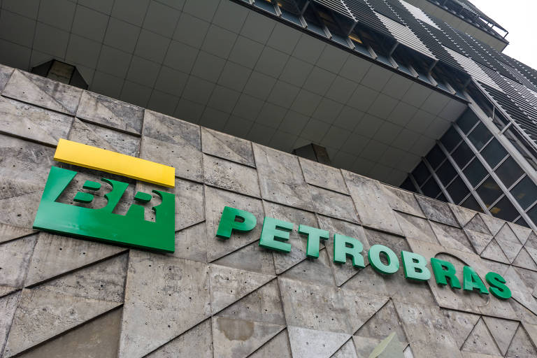 Bolsa opera em alta com recuperação de Petrobras e Vale; dólar sobe no mercado