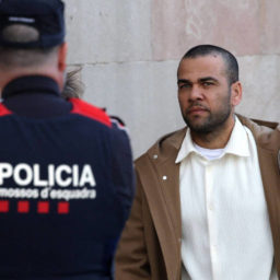 Daniel Alves se apresenta a tribunal na Espanha pela primeira vez após sair da prisão