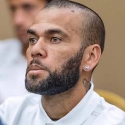 Feriado antecipa primeira visita de Daniel Alves à Justiça Espanhola após soltura