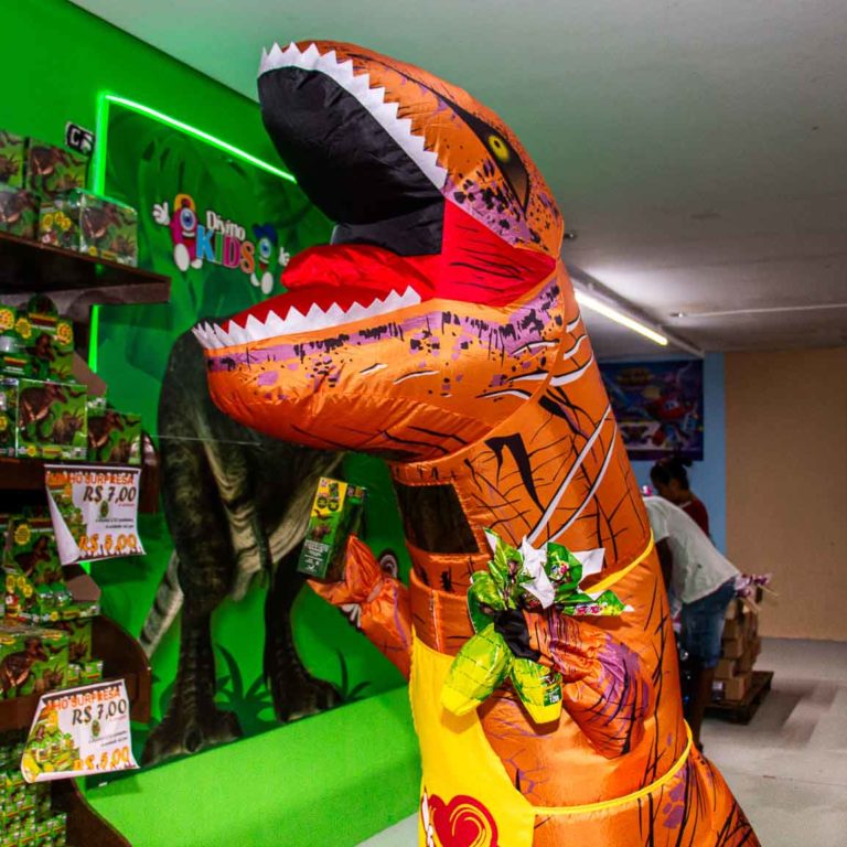 Loja de fábrica da Divino Vício traz dinossauro para criançada em Marília