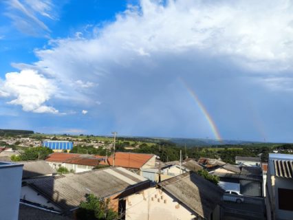 <p>Céu de Marília entrega belo arco-íris no fim de tarde (Foto: Gustavo César)</p>
