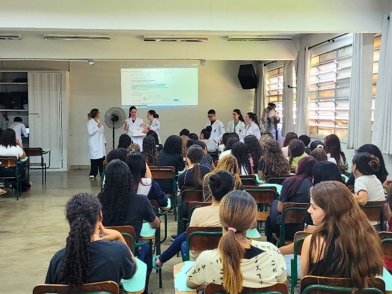 Acadêmicos da Universidade de Marília realizam roda de conversa com jovens