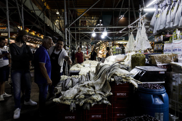 Com azeite caro, bacalhau vira ‘estrela solitária’ e pesa menos no bolso na Páscoa deste ano