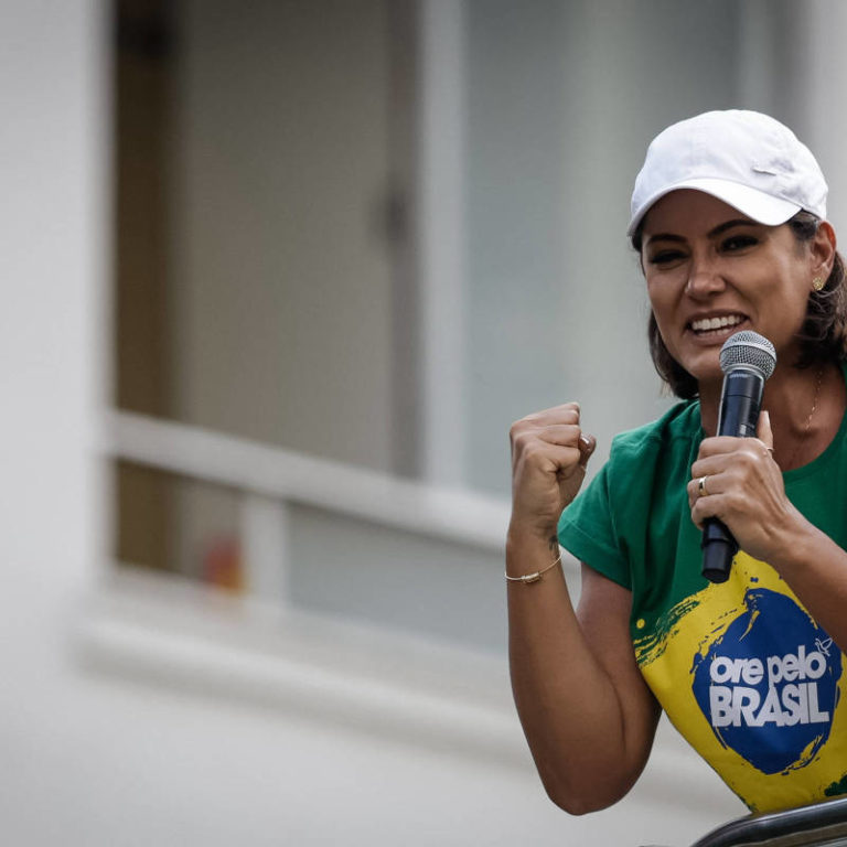 Justiça condena Michelle a pagar R$ 30 mil por usar foto da atriz brasileira Leila Diniz