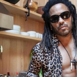 Lenny Kravitz diz como mantém corpo trincado aos 60 após surgir nu em clipe