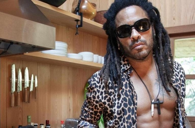 Lenny Kravitz diz como mantém corpo trincado aos 60 após surgir nu em clipe