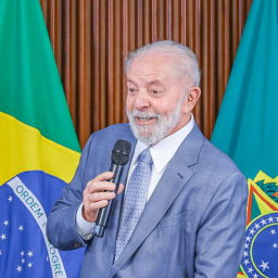 Lula chama Bolsonaro de ‘covardão’ e afirma certeza sobre tentativa de golpe