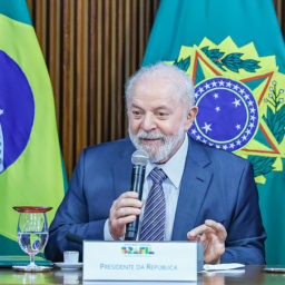 Lula cita Bolsonaro e Milei e aponta risco para a democracia