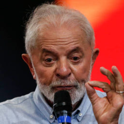 Lula entrega primeiros cartões do Pé-de-Meia a estudantes; veja calendário de pagamentos