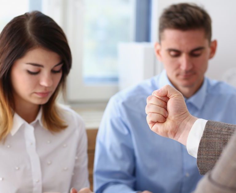 Mulheres sofrem mais microagressões no ambiente de trabalho do que homens