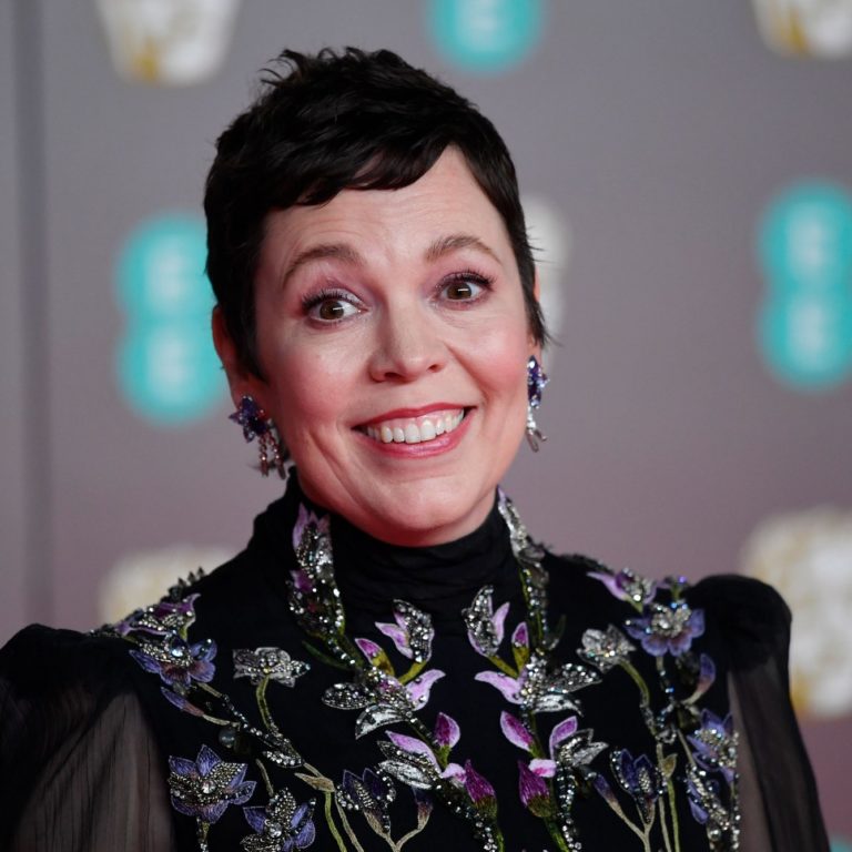 Olivia Colman critica disparidade salarial e diz que ganharia mais se fosse homem