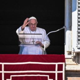 Papa Francisco nega boatos de renúncia e defende bênção a casais gays em livro