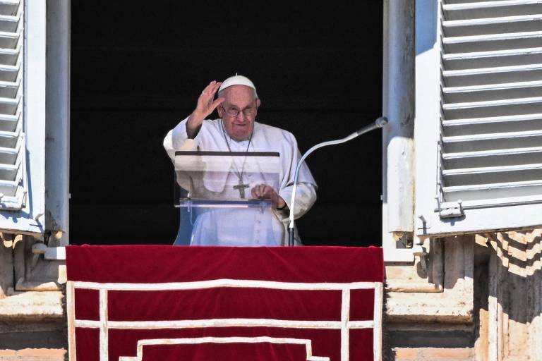 Papa Francisco nega boatos de renúncia e defende bênção a casais gays em livro