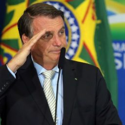 Poderia estar muito bem em outro país, disse Bolsonaro em meio ao cerco da PF