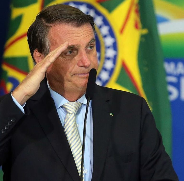 Poderia estar muito bem em outro país, disse Bolsonaro em meio ao cerco da PF