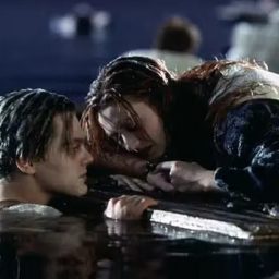 Porta do filme ‘Titanic’ em que Rose se salva é vendida por cerca de R$ 3,5 milhões