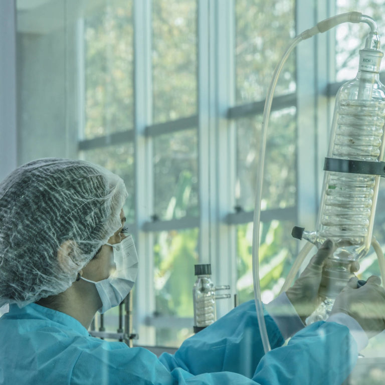 Programa distribuirá sete bolsas de R$ 50 mil para mulheres cientistas até 9 de maio