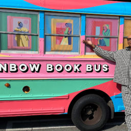 RuPaul vai usar ônibus escolar colorido para distribuir livros perseguidos