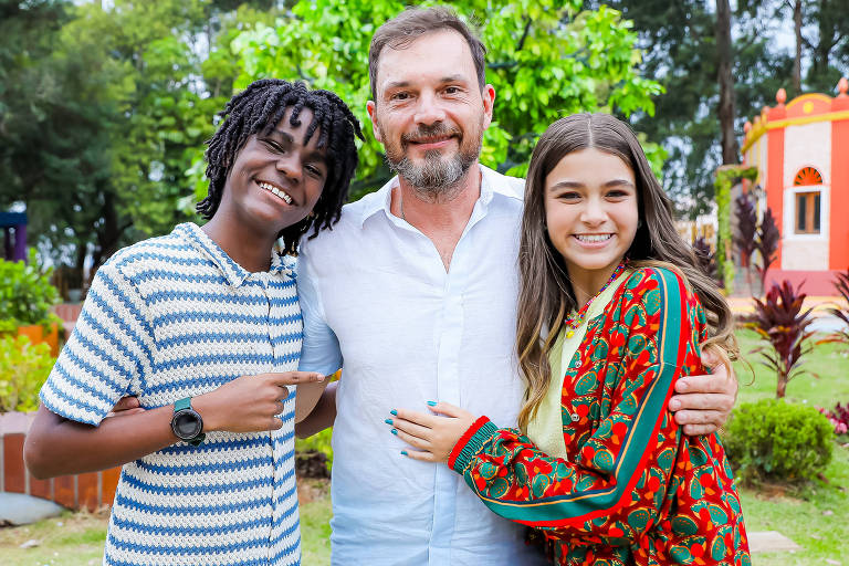 Elenco de ‘A Infância de Romeu e Julieta’ se reúne para celebrar fim de gravações