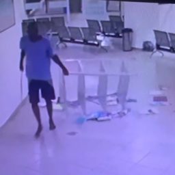 Circuito de segurança mostra surto de homem que destruiu sala de espera da Rodoviária