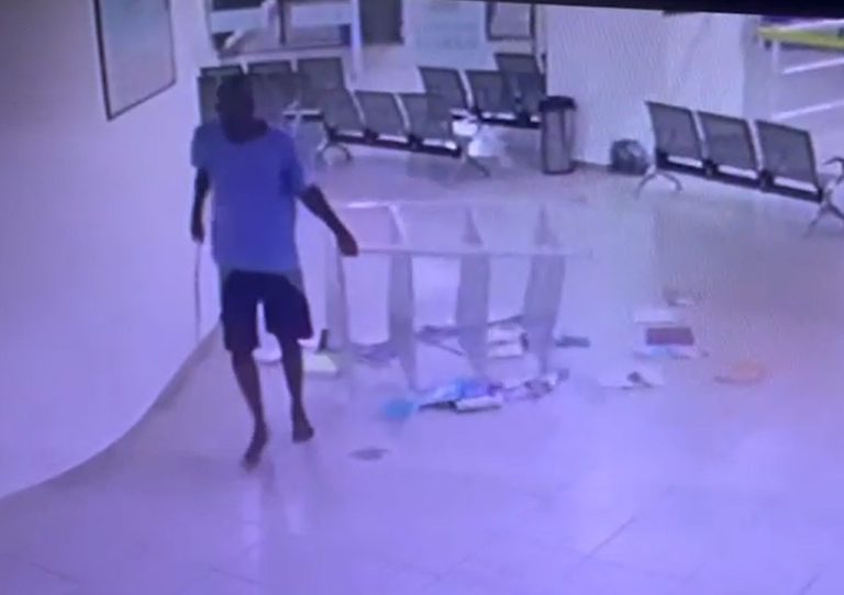 Circuito de segurança mostra surto de homem que destruiu sala de espera da Rodoviária