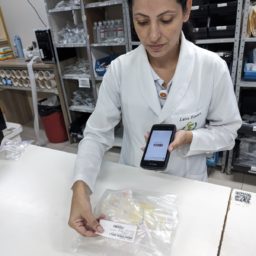 Equipamento mobile é aliado do HBU na dispensação de medicamentos para pacientes