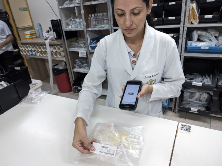 Equipamento mobile é aliado do HBU na dispensação de medicamentos para pacientes