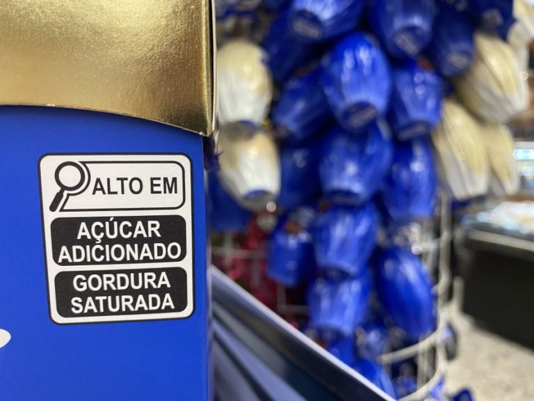 Selos de alerta para açúcar e gordura não incomodam consumidores de ovos de Páscoa