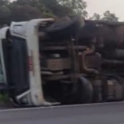 Motorista tomba caminhão carregado com frutas na ‘descida do HC’ em Marília