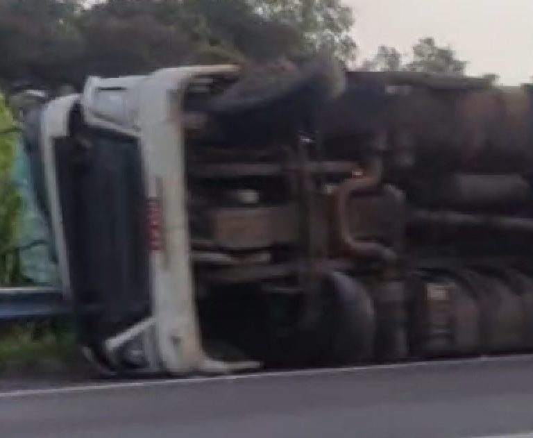 Motorista tomba caminhão carregado com frutas na ‘descida do HC’ em Marília