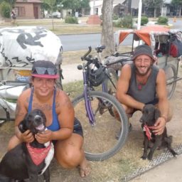 Casal de argentinos viaja de bicicleta pelo país e passa temporada em Marília