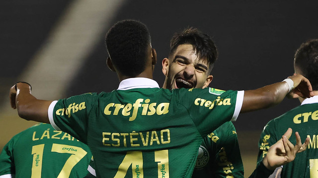 Abel usa receita de Endrick com Estevão, e Palmeiras vê passagem de bastão