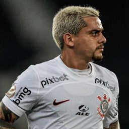 Alvo das organizadas, Fagner vira capitão e tenta se reerguer no Corinthians