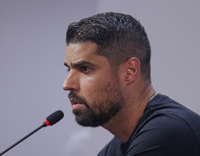 António Oliveira vibra por defesa do Corinthians e faz desafio ao elenco