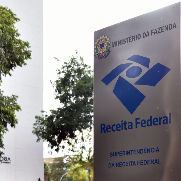 Autuações da Receita batem recorde e chegam a R$ 225 bi no primeiro ano do governo Lula