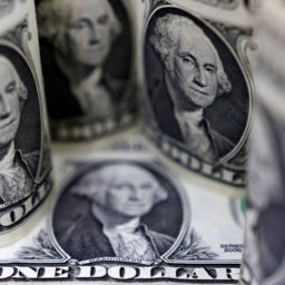 Bolsa opera em leve queda sob pressão de setor financeiro; dólar sobe